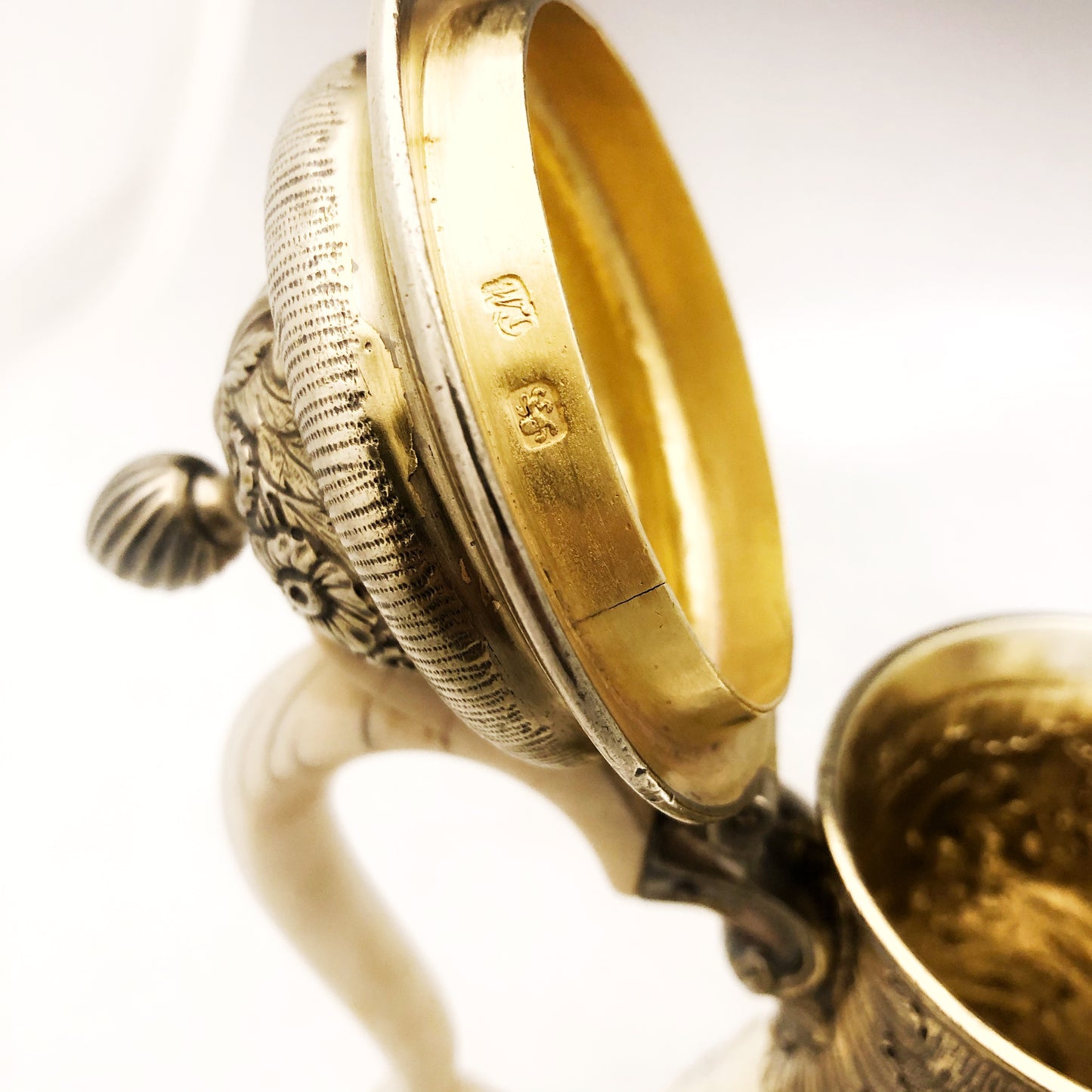 Antica caffettiera in argento dorato. Realizzata a Londra nell’anno 1764