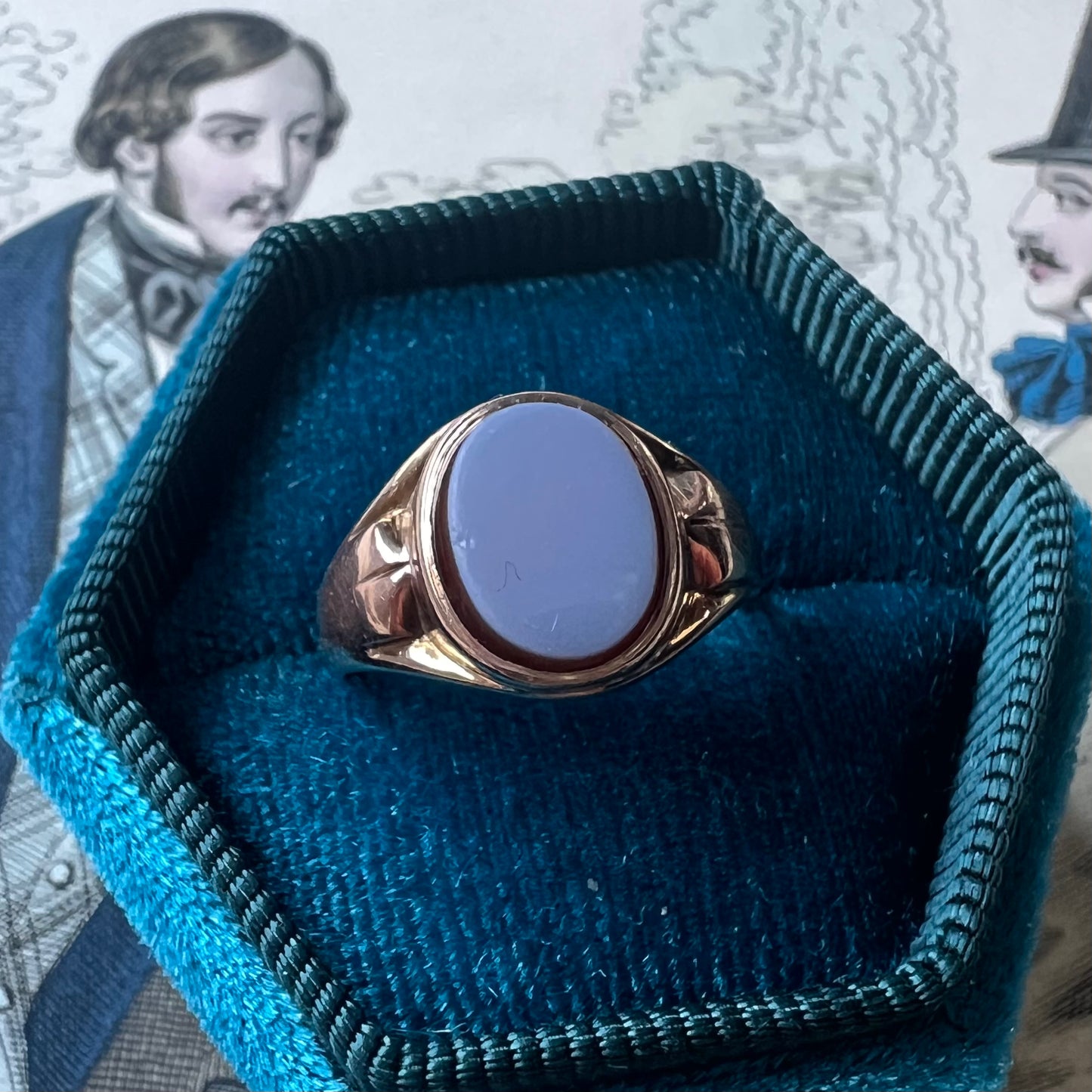 Antique ring - signet ring with unengraved chalcedony