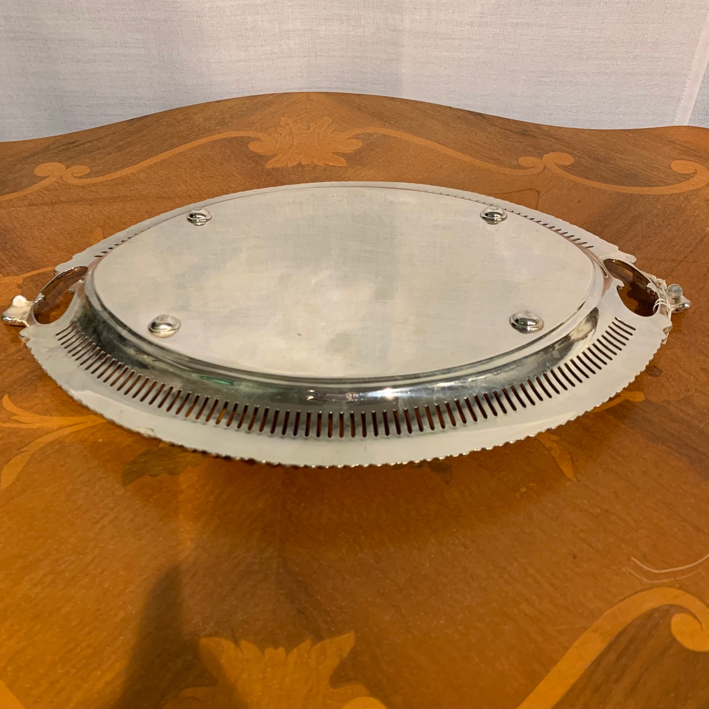 Kleines englisches Tablett für zwei Tassen, hergestellt aus Sheffield-Blech im Jahr 1902 gemäß Widmung