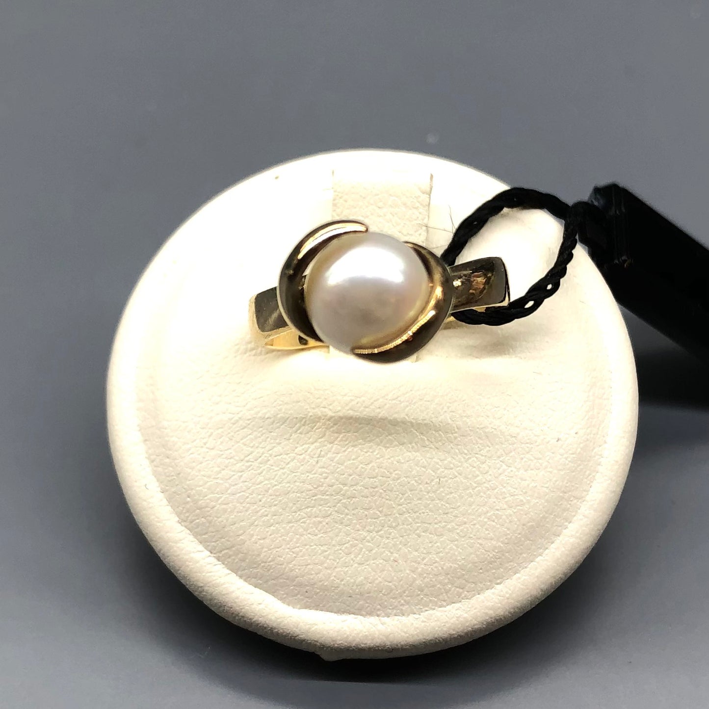 Vintage gold ring with pearl