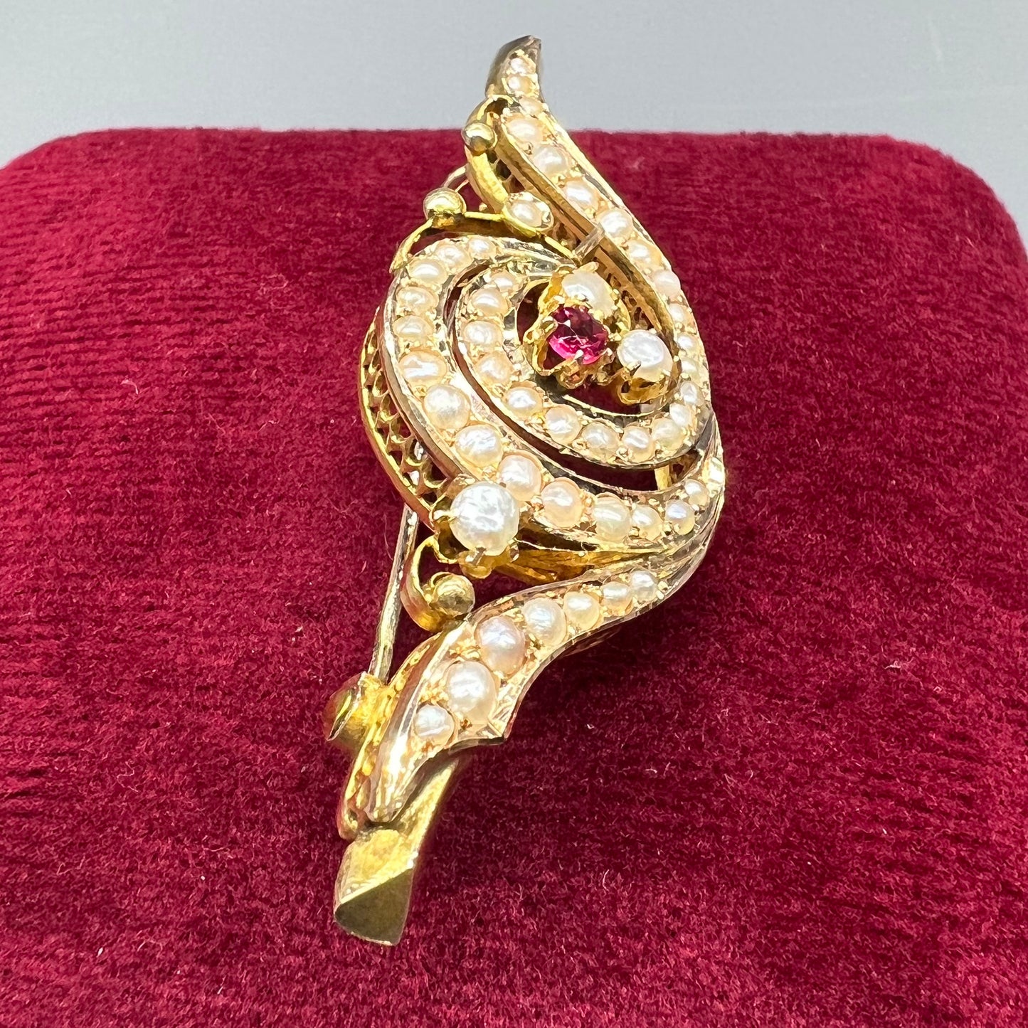 Bourbon brooch with beads and red glass paste