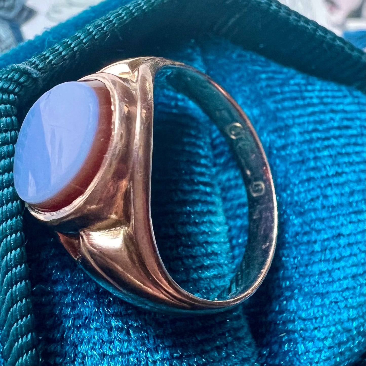Antique ring - signet ring with unengraved chalcedony