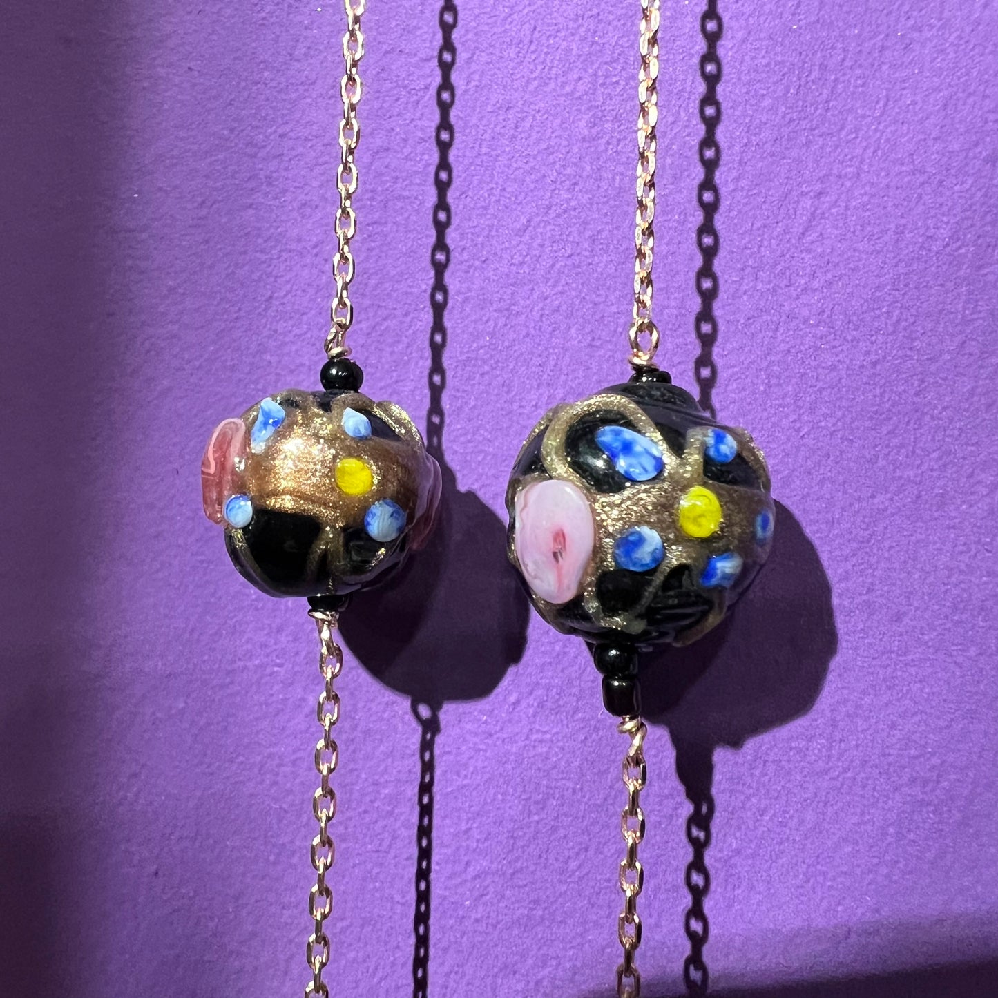 Collana lunga con antiche perle veneziane nere “fiorate”