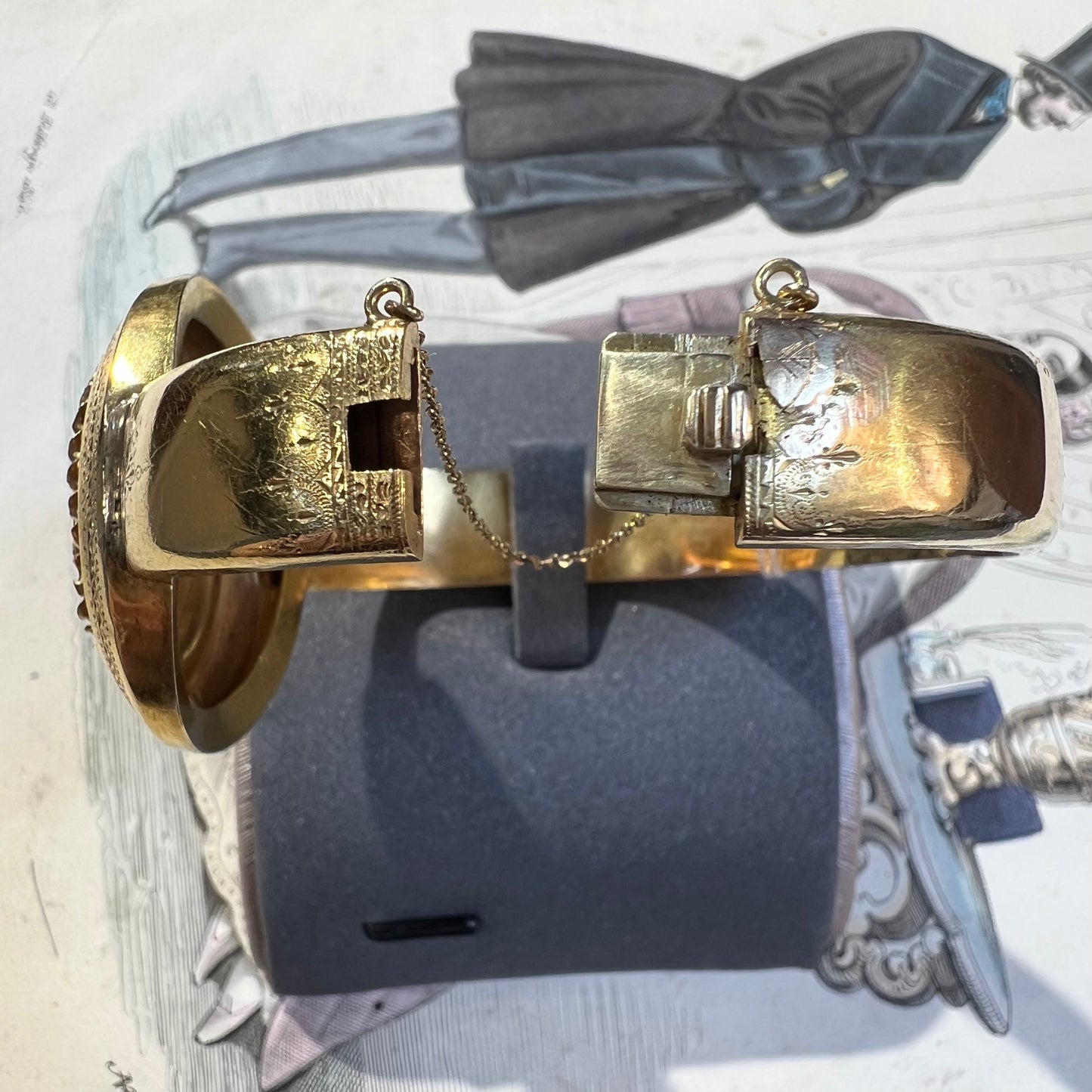 Ancient Bourbon bracelet in bright yellow gold with central turquoise