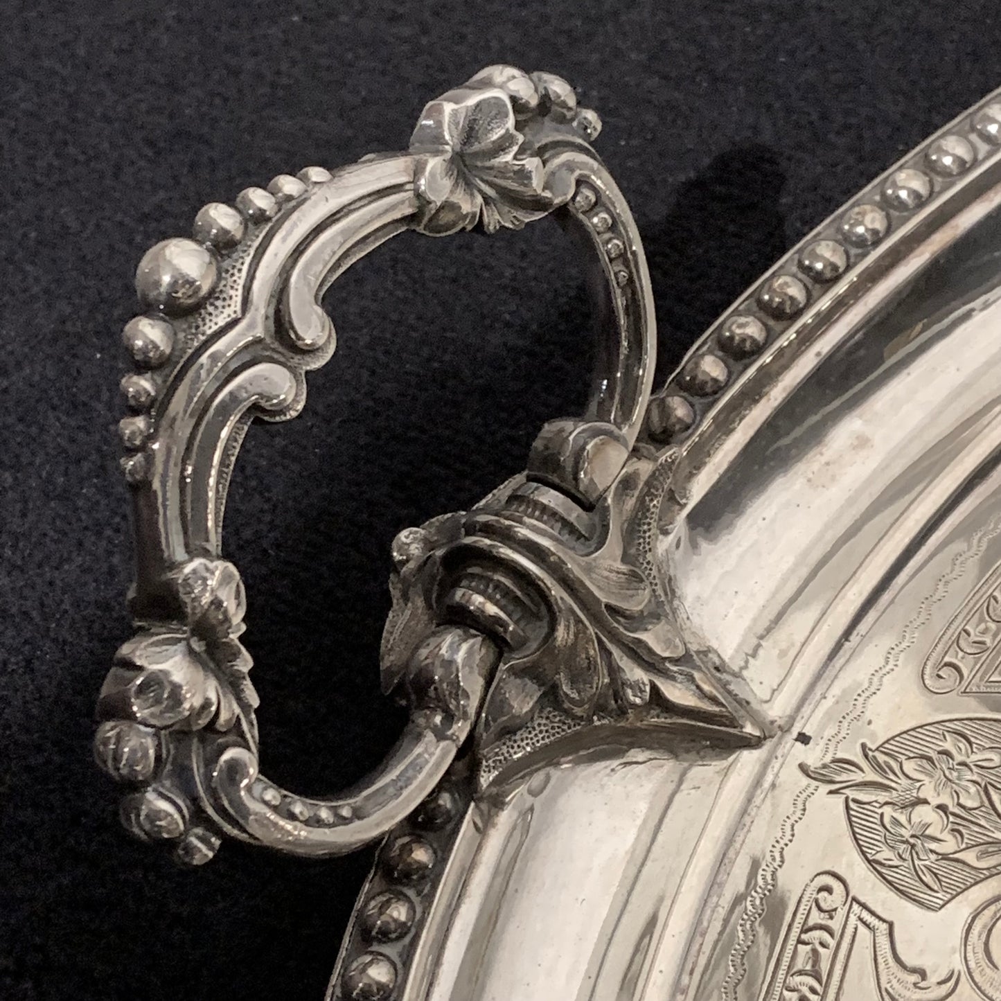 Antikes viktorianisches Sheffield-Tablett mit Klappgriffen.