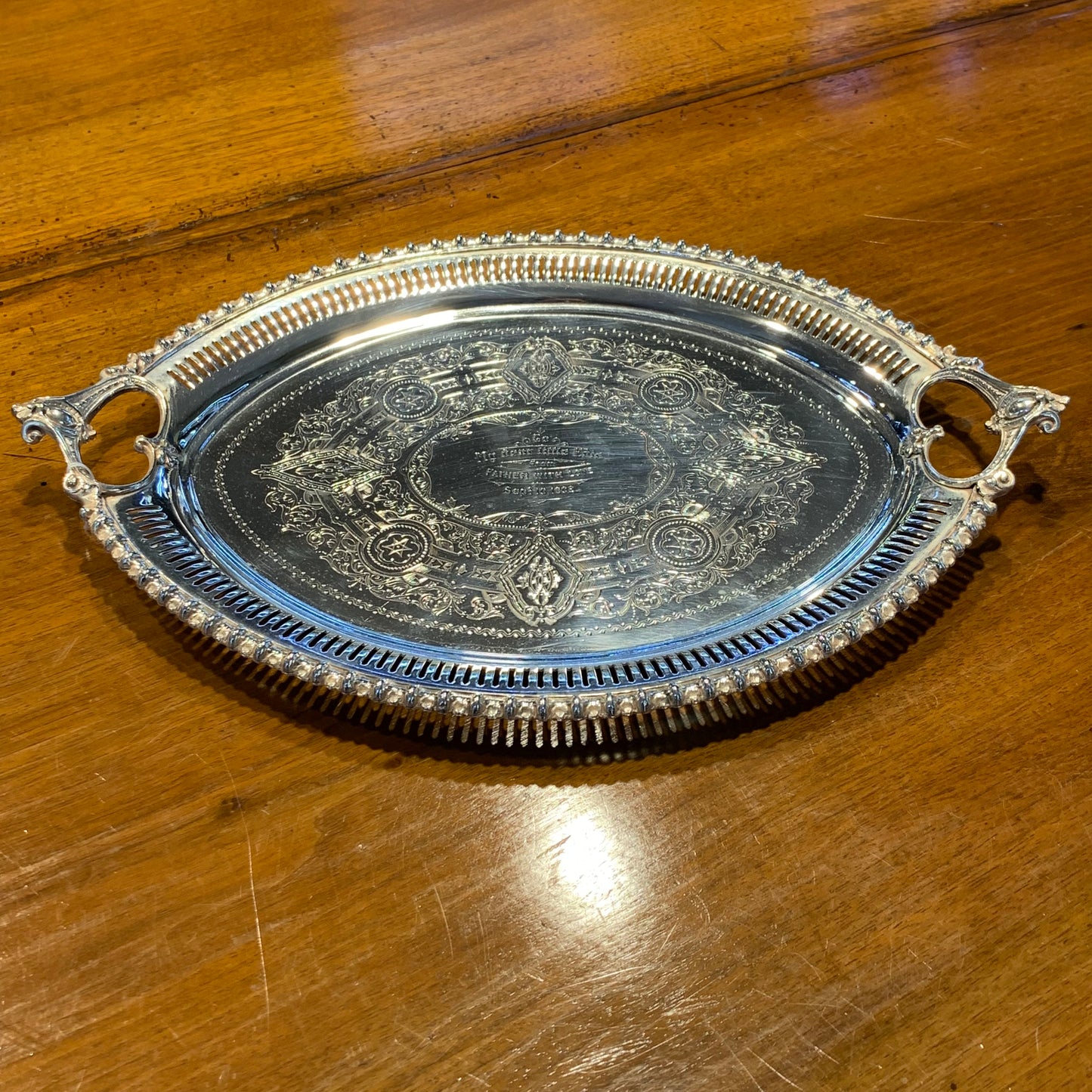 Kleines englisches Tablett für zwei Tassen, hergestellt aus Sheffield-Blech im Jahr 1902 gemäß Widmung