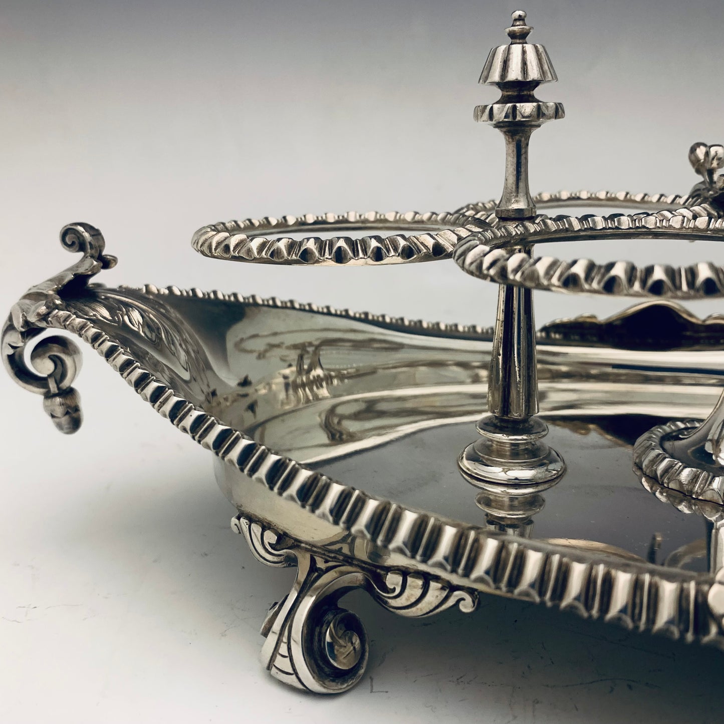 Importante oliera in argento disegnata e realizzata da Frederick Elkington a Londra nel 1854