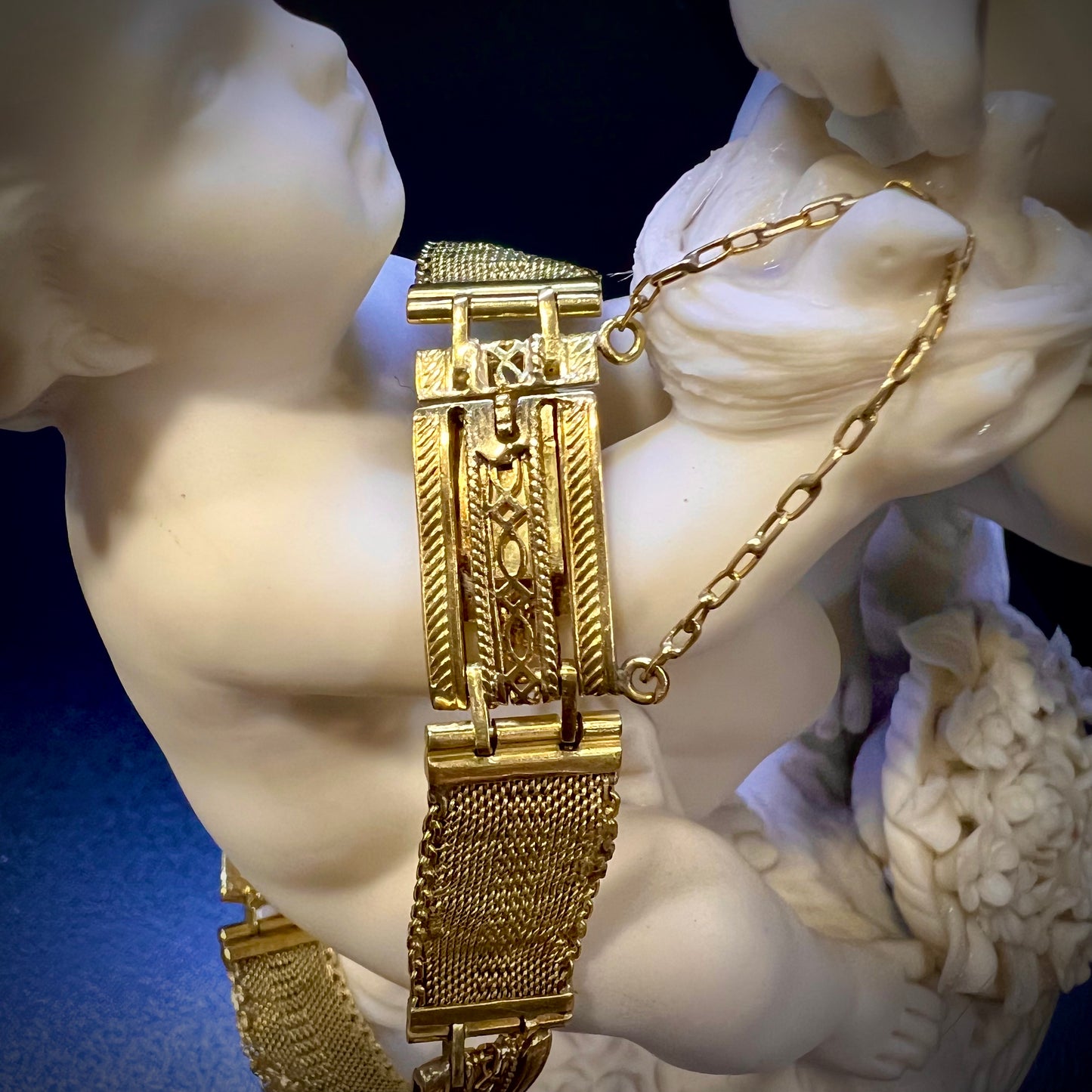 Armband aus dem frühen 20. Jahrhundert mit 18-karätigen Goldplatten