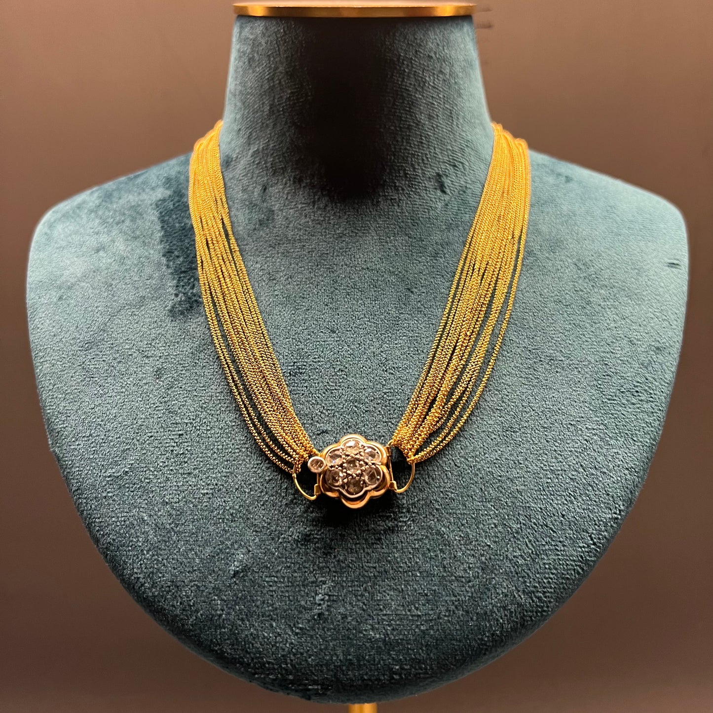 Venetian necklace from the 1700s with a 6.37-meter Manin chain in 22-karat gold.