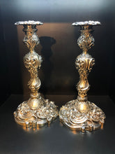 Carica l&#39;immagine nel visualizzatore di Gallery, Coppia di candelieri inglesi in argento in stile rococó realizzati a Londra nel 1884
