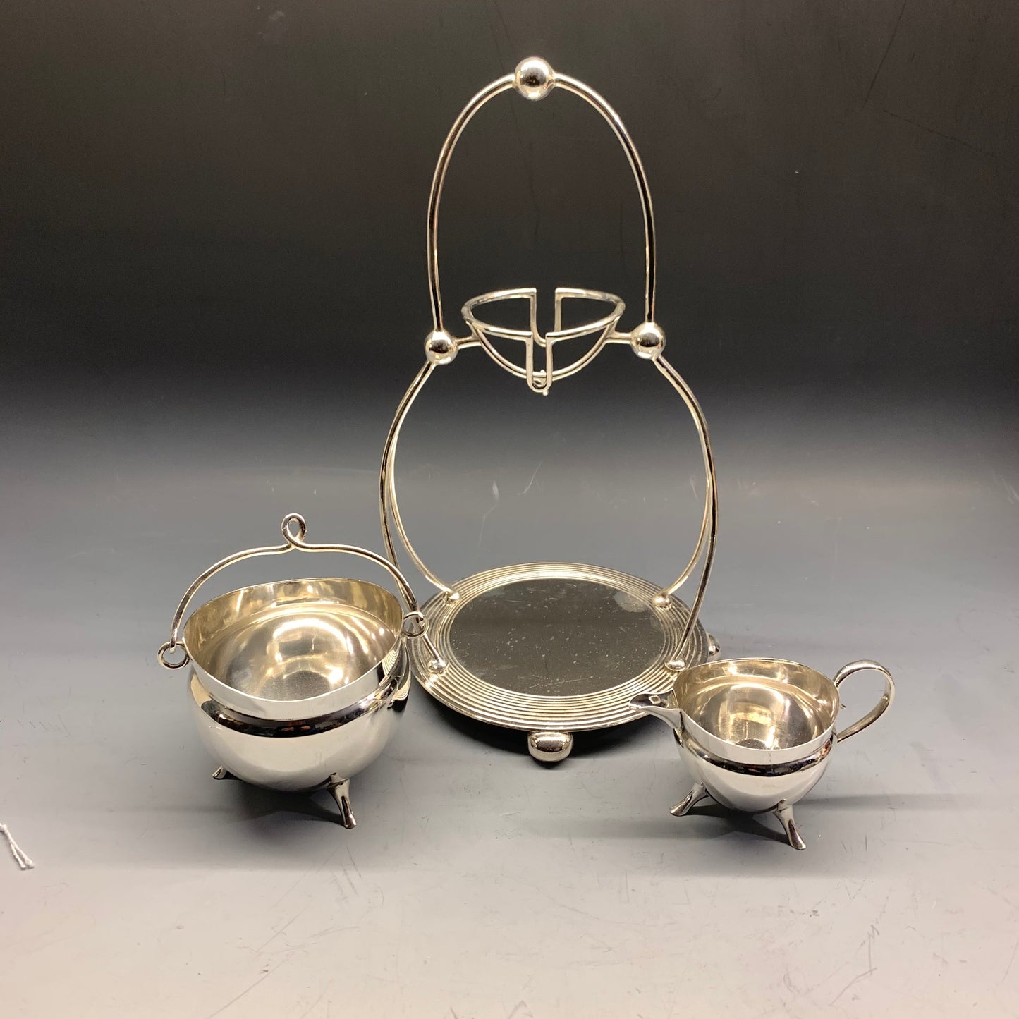 Zuckerdose und Sahnekännchen mit Ständer. Sheffield-Teller, George Bowen & Söhne, um 1890.