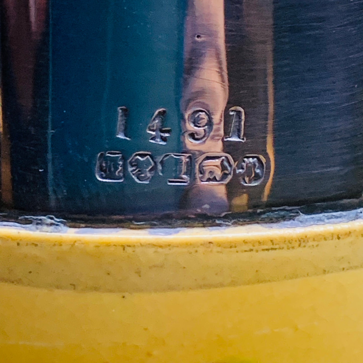 Ein Paar polychrome Keramikausgießer und ein Sheffield-Teller. Hergestellt von James Deakin in England gegen Ende des 19. Jahrhunderts.