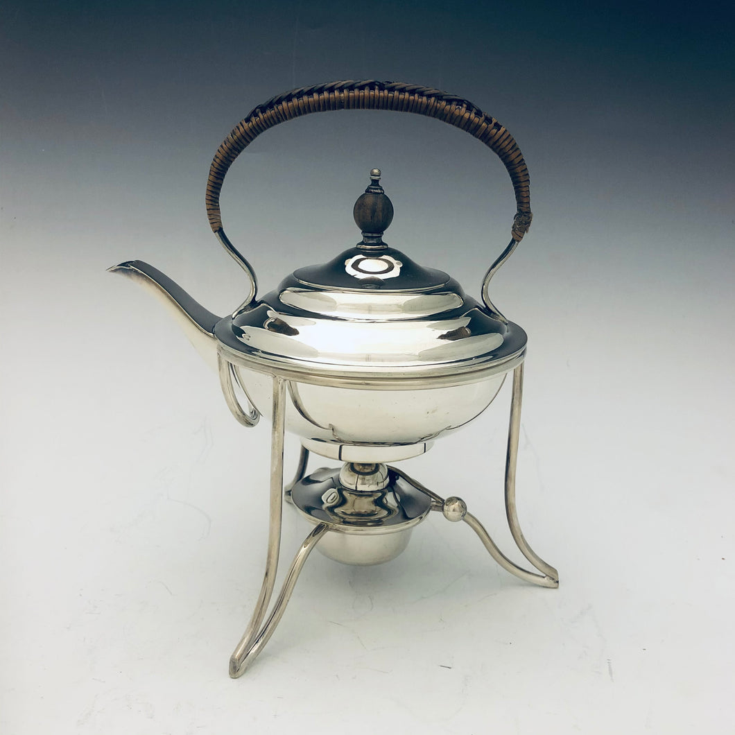 Antico “tea spirit” “egoiste” con manico in midollino e fornelletto ad olio.