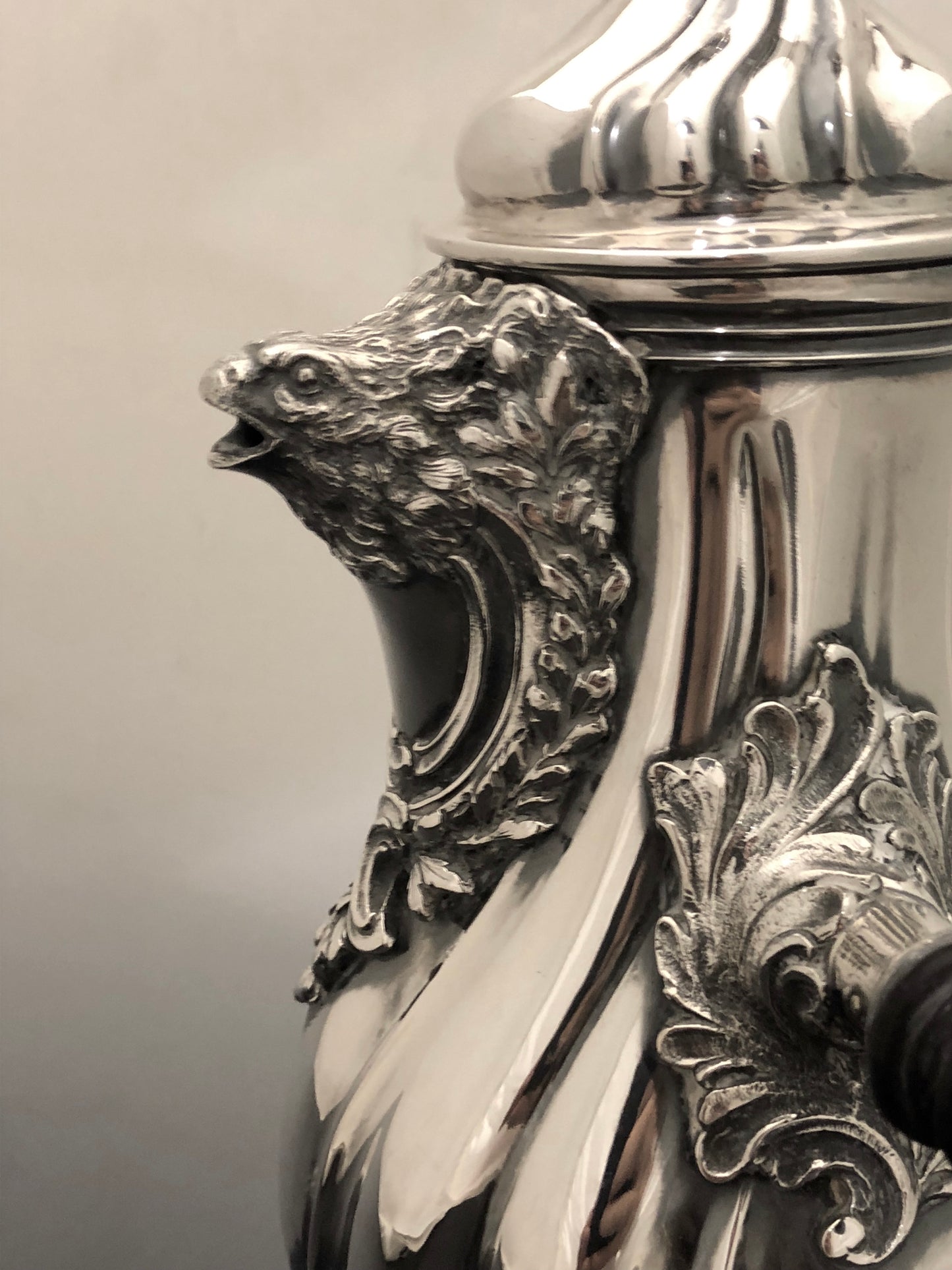 Caffettiera in argento con versatoio a testa di rapace e manico a bacchetto in ebano tornito. Milano 1890-1900