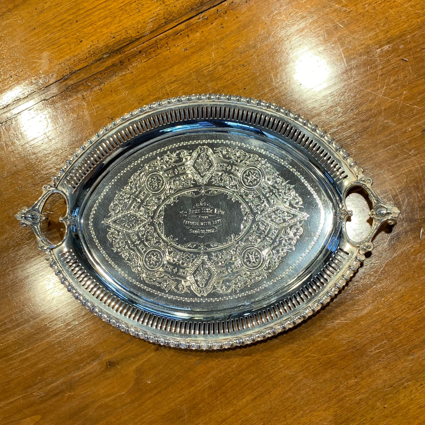 Kleines englisches Tablett für zwei Tassen, hergestellt aus Sheffield-Blech im Jahr 1902 gemäß Widmung