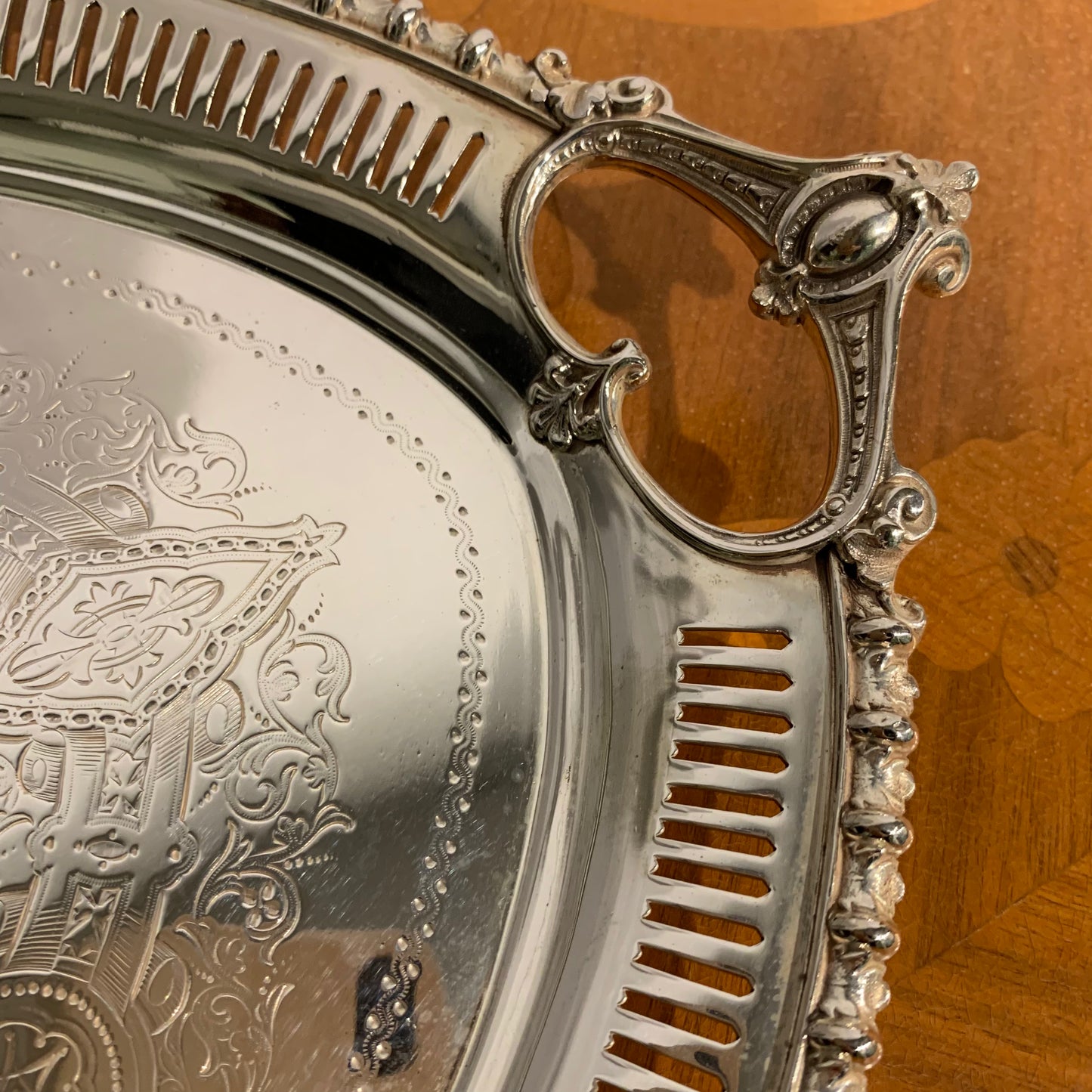 Kleines englisches Tablett für zwei Tassen, hergestellt aus Sheffield-Blech im Jahr 1902 gemäß Widmung