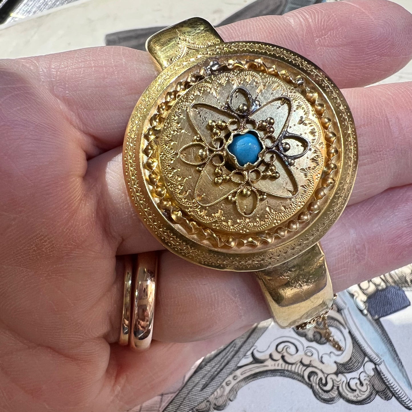 Ancient Bourbon bracelet in bright yellow gold with central turquoise