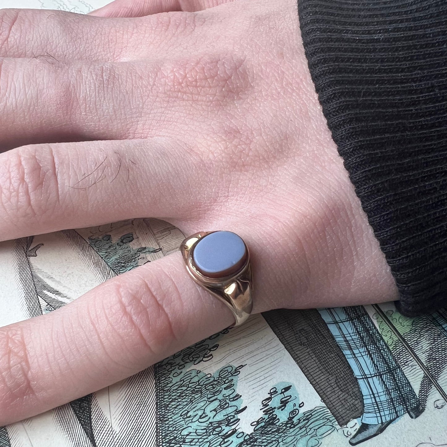 Antique ring - signet ring with unengraved chalcedony