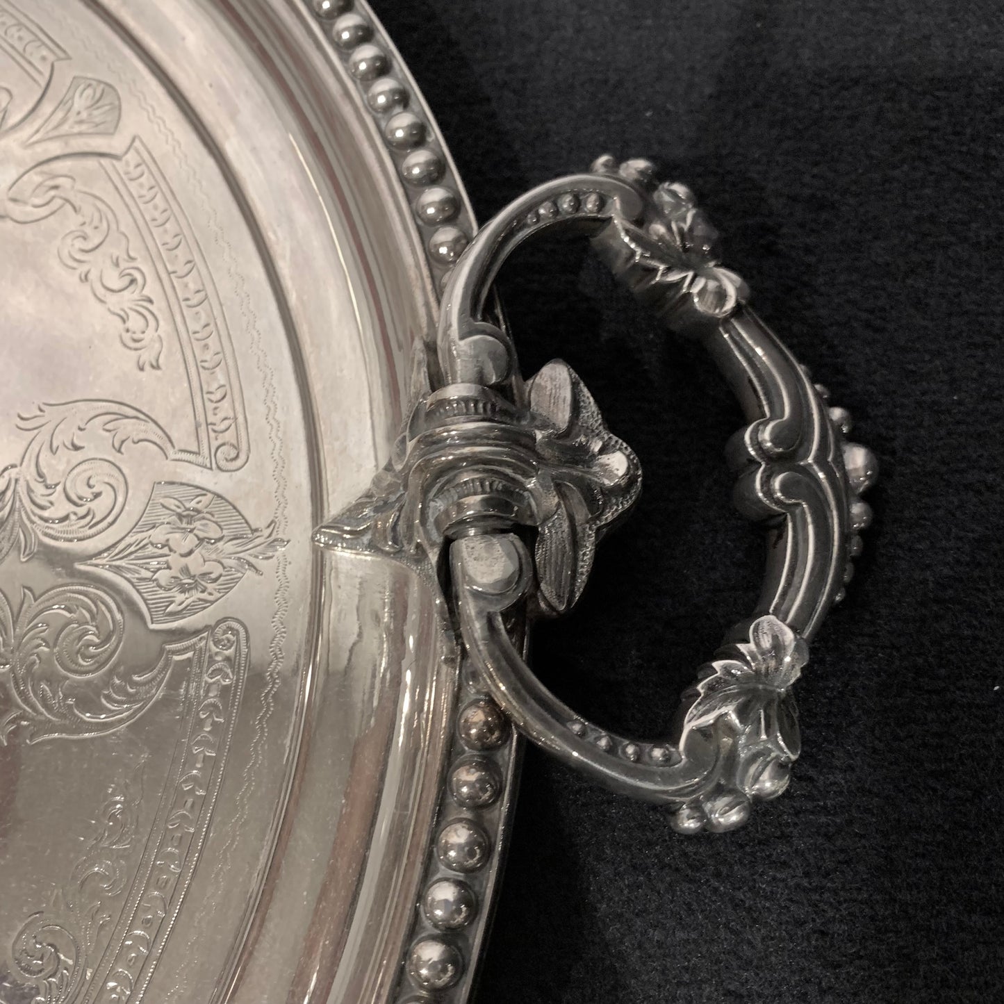 Antikes viktorianisches Sheffield-Tablett mit Klappgriffen.