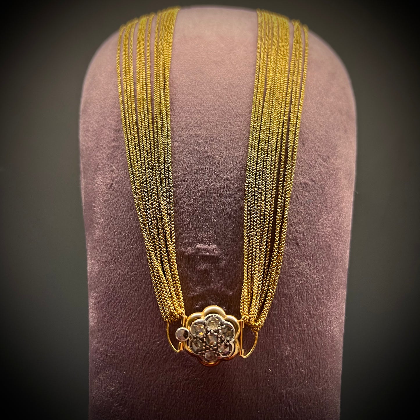 Venetian necklace from the 1700s with a 6.37-meter Manin chain in 22-karat gold.