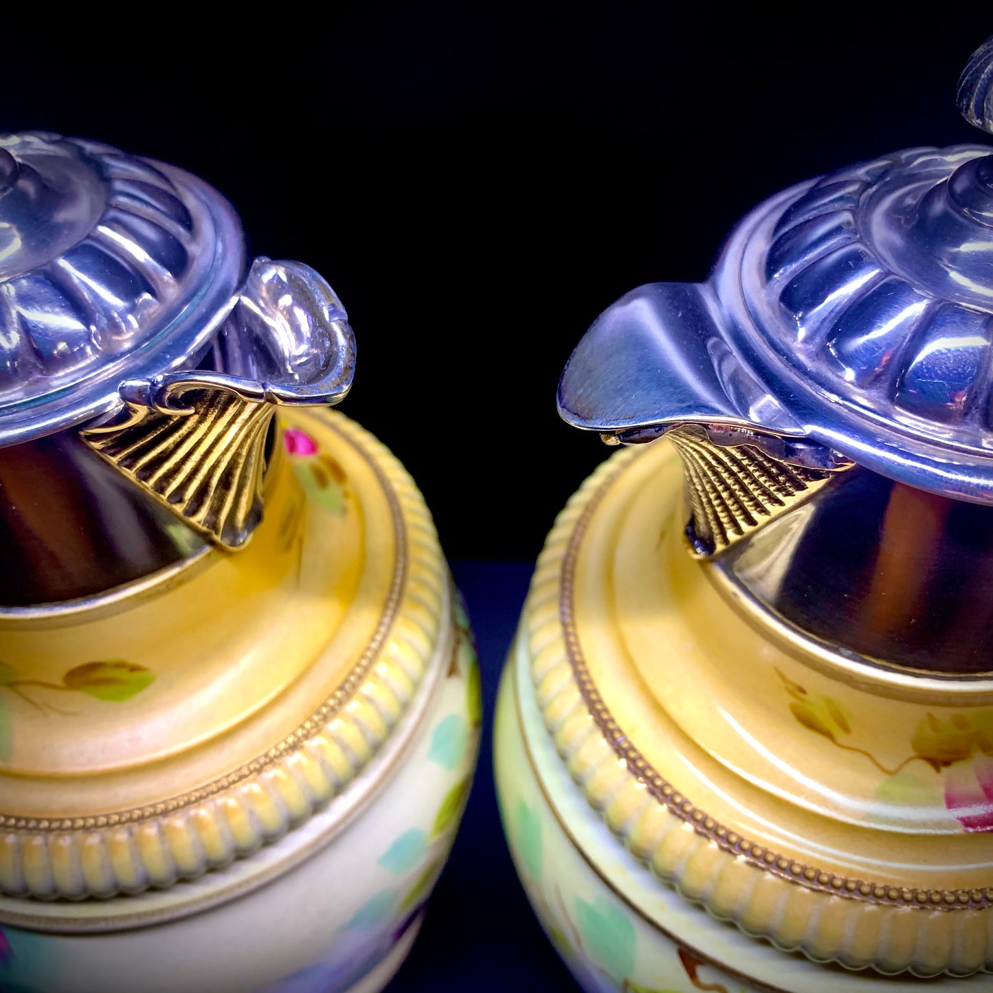 Ein Paar polychrome Keramikausgießer und ein Sheffield-Teller. Hergestellt von James Deakin in England gegen Ende des 19. Jahrhunderts.