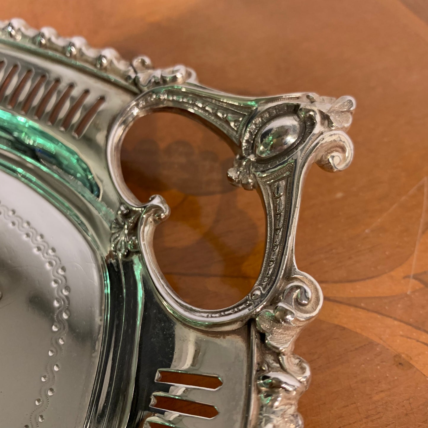 Kleines englisches Tablett für zwei Tassen, hergestellt aus Sheffield-Blech im Jahr 1902 gemäß Widmung