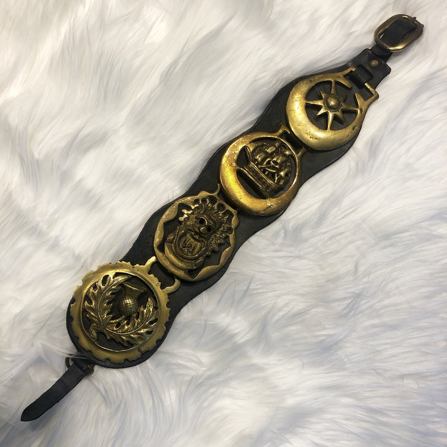 Paradegeschirr aus Messing zu Ehren des Arbeitspferdes