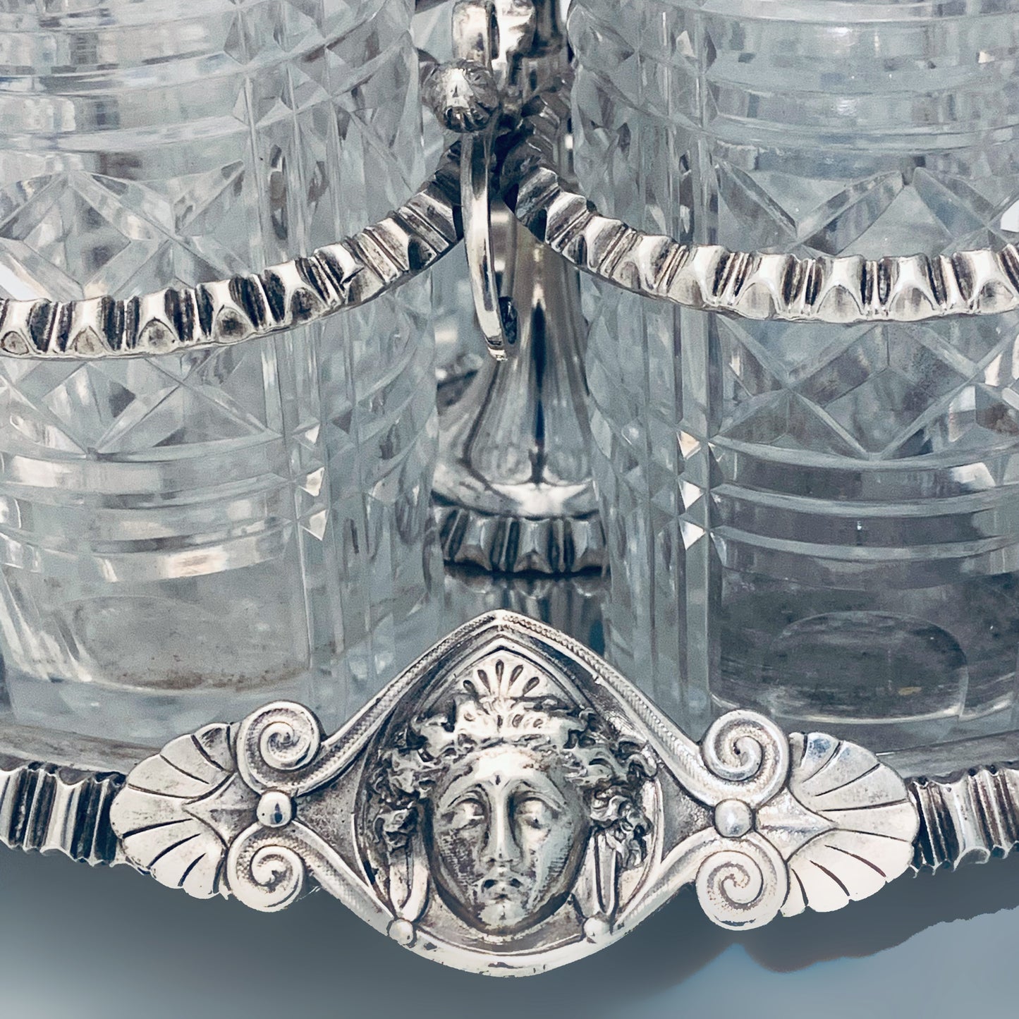 Importante oliera in argento disegnata e realizzata da Frederick Elkington a Londra nel 1854