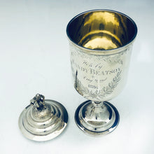 Carica l&#39;immagine nel visualizzatore di Gallery, Coppa trofeo del 1886 con coperchio a presa raffigurante il giocatore di bocce

