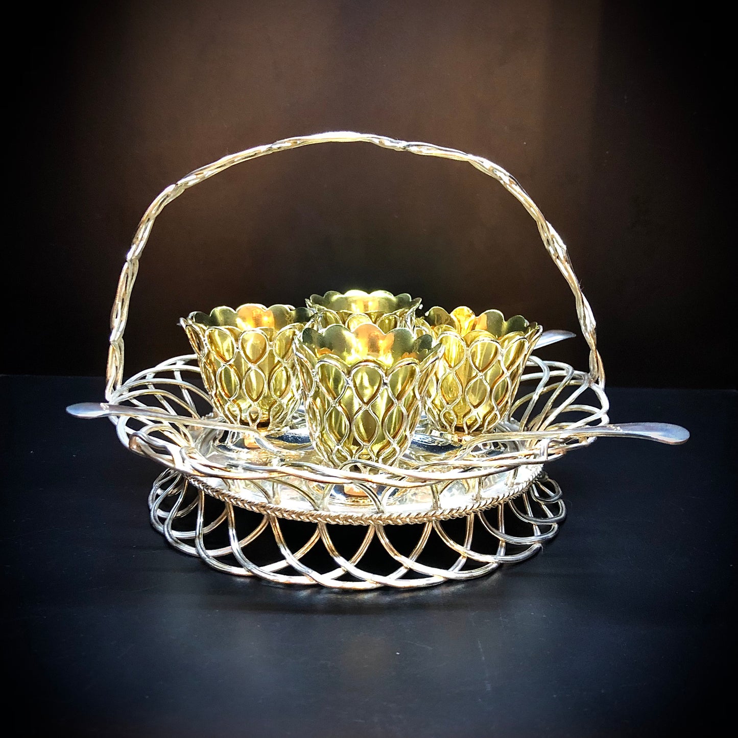 Seltener Eierkorb mit geflochtenem Henkel