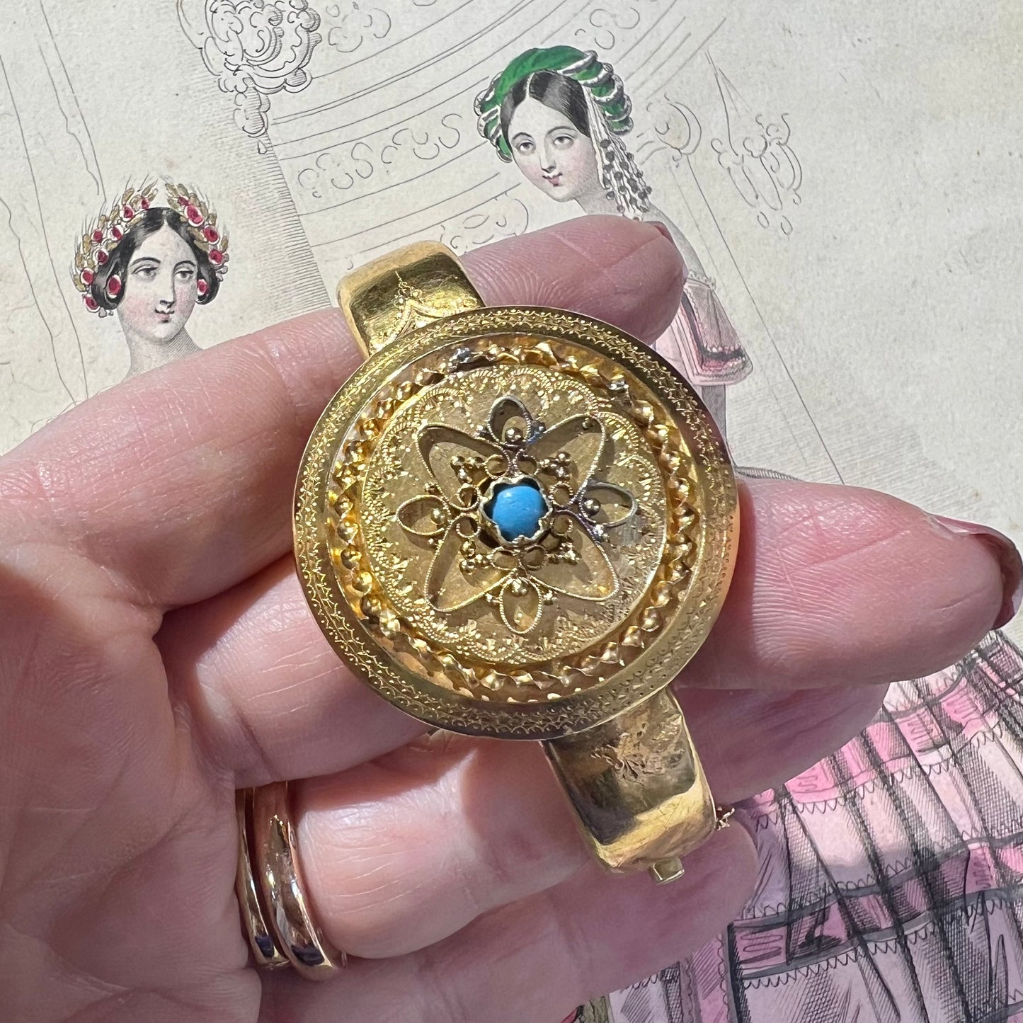 Ancient Bourbon bracelet in bright yellow gold with central turquoise