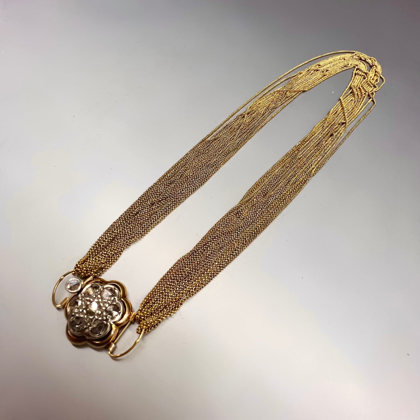 Venetian necklace from the 1700s with a 6.37-meter Manin chain in 22-karat gold.