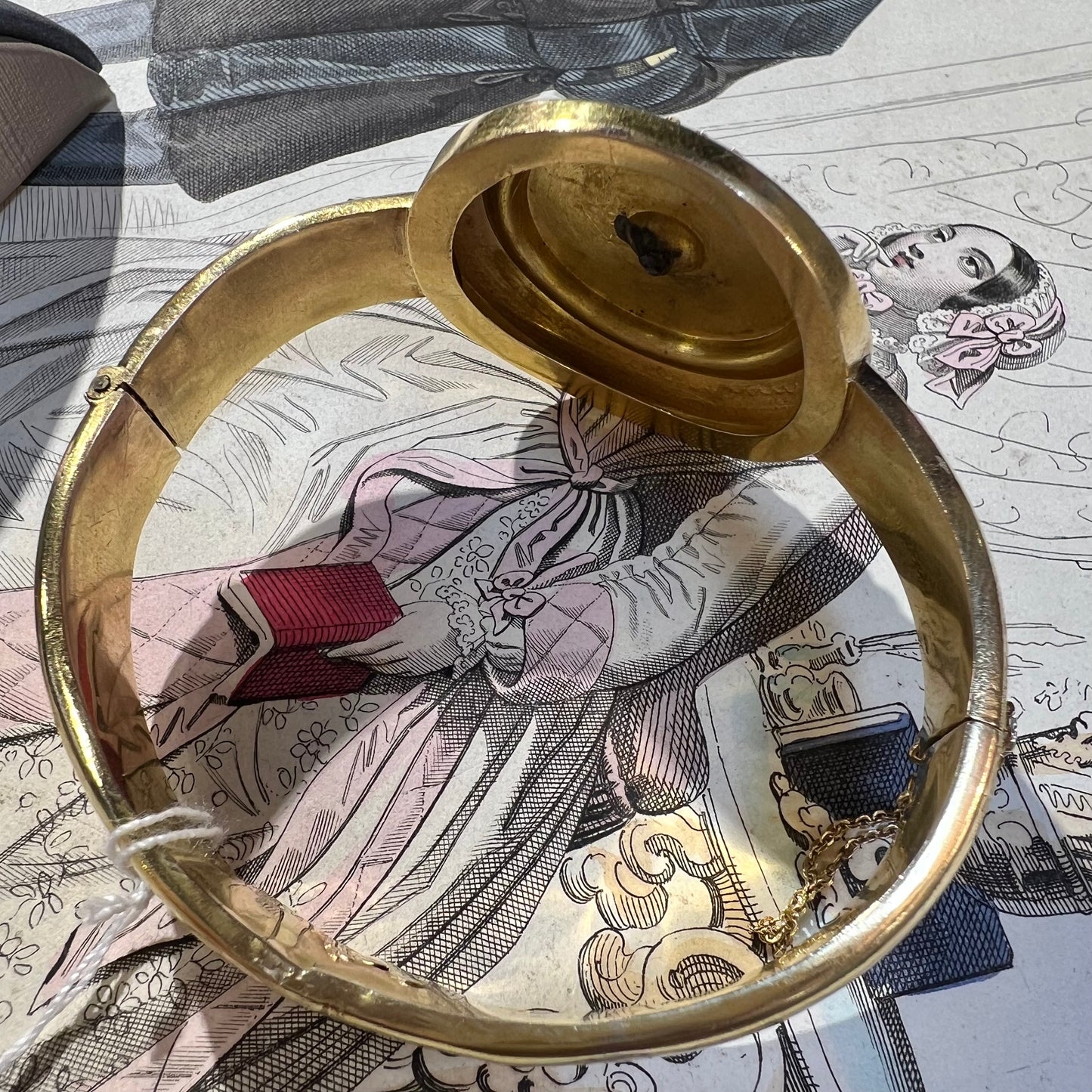 Ancient Bourbon bracelet in bright yellow gold with central turquoise