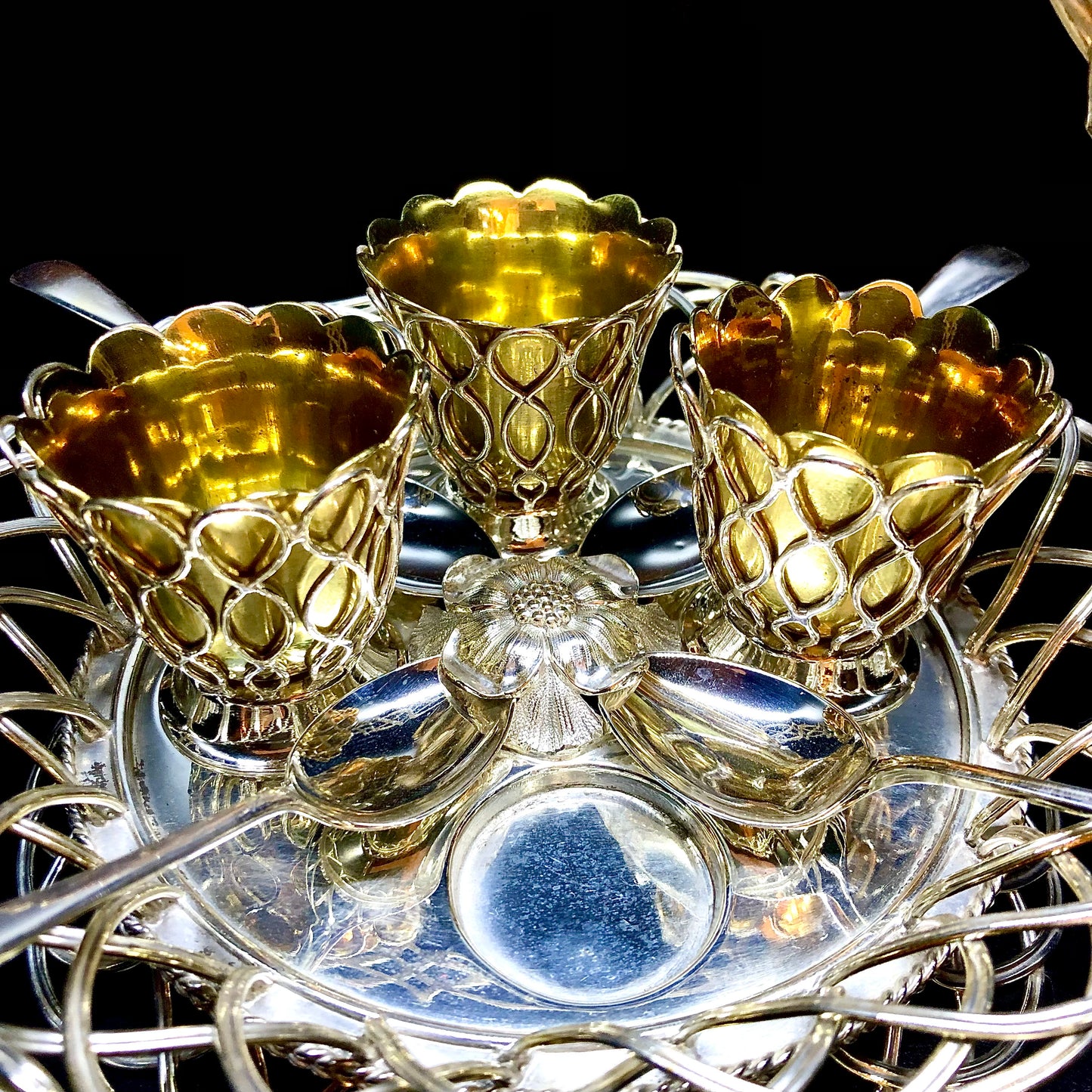 Seltener Eierkorb mit geflochtenem Henkel