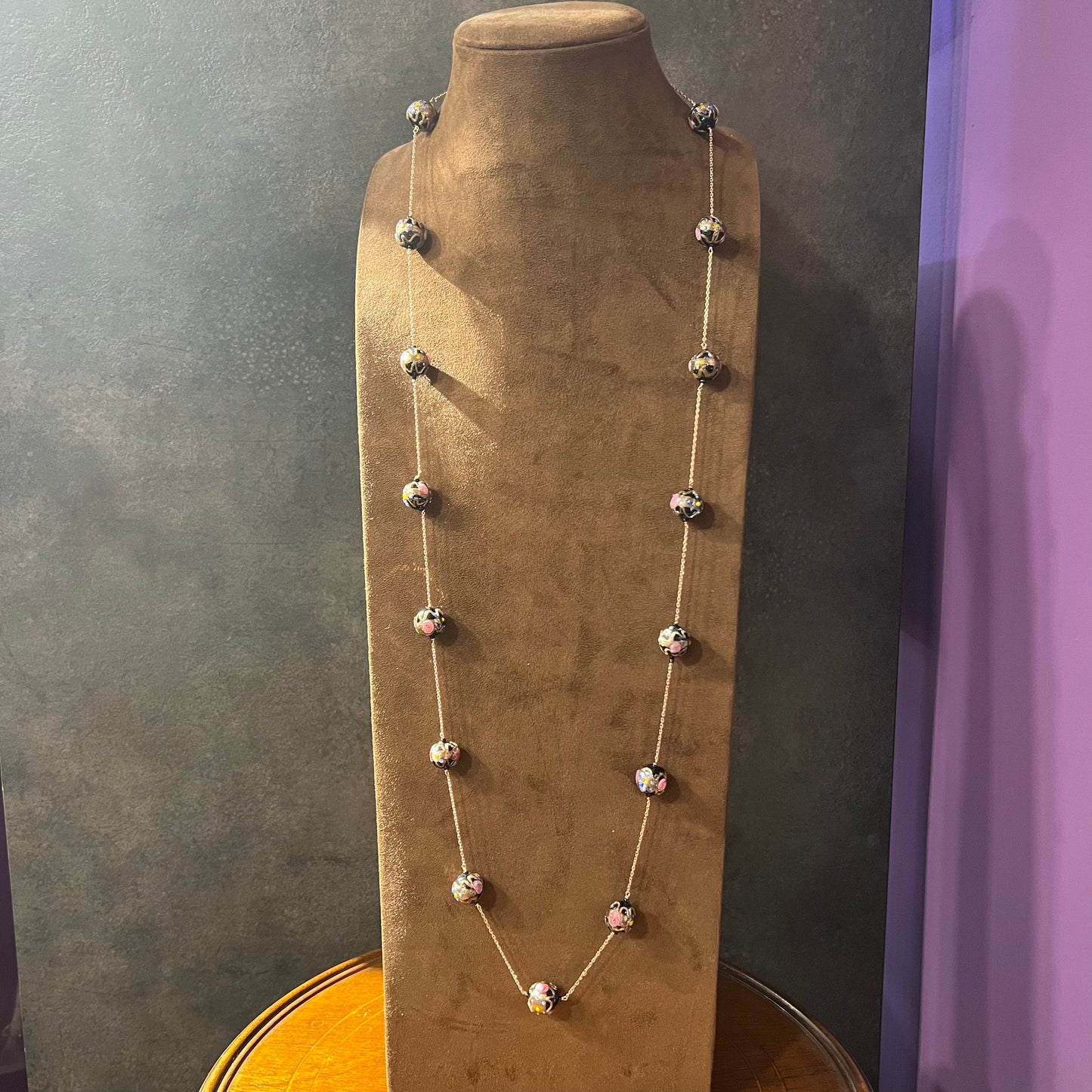 Collana lunga con antiche perle veneziane nere “fiorate”