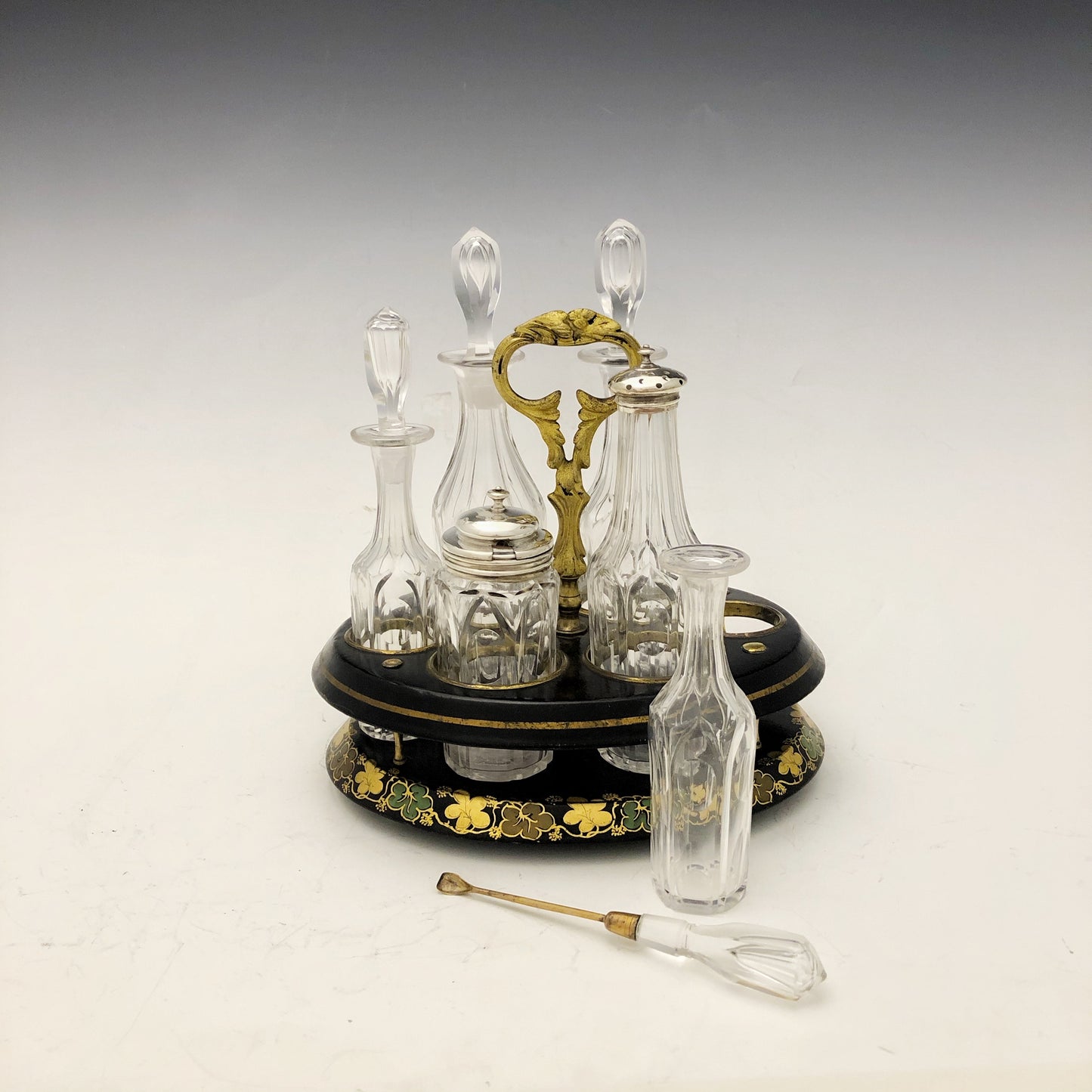 Antike und seltene Ölkanne aus Pappmaché und vergoldeter Bronze. Frankreich, Mitte des 19. Jahrhunderts.