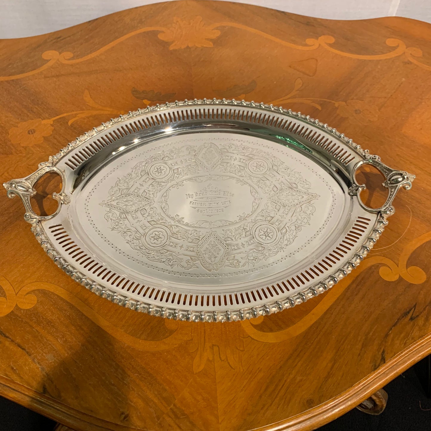 Kleines englisches Tablett für zwei Tassen, hergestellt aus Sheffield-Blech im Jahr 1902 gemäß Widmung