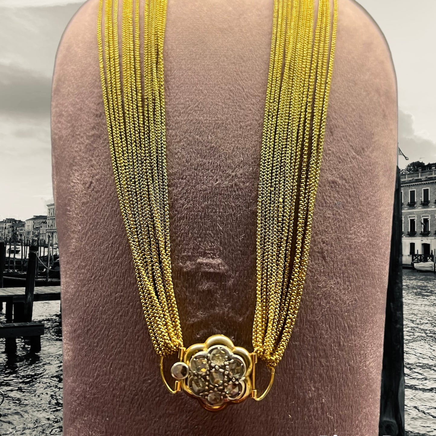 Venetian necklace from the 1700s with a 6.37-meter Manin chain in 22-karat gold.