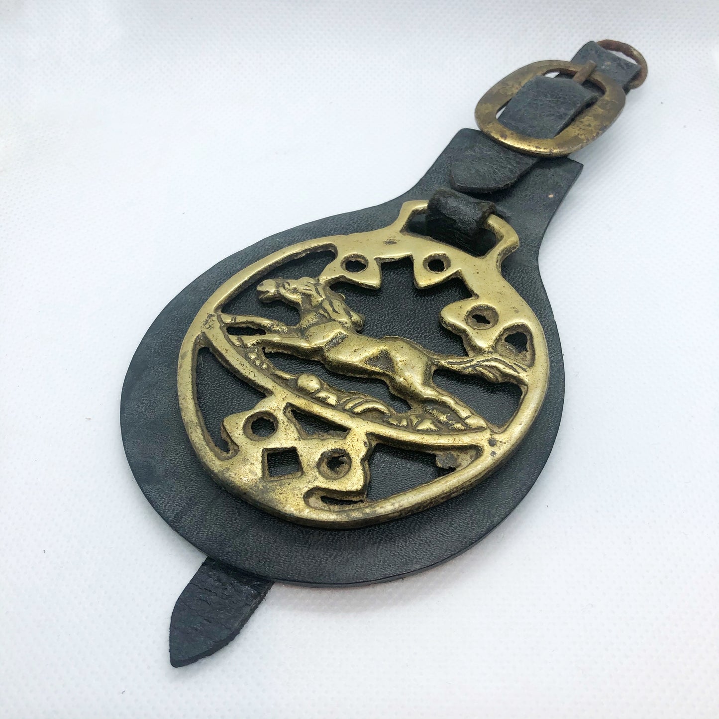 Vintage-Paradegeschirr aus Messing zu Ehren des Arbeitspferdes