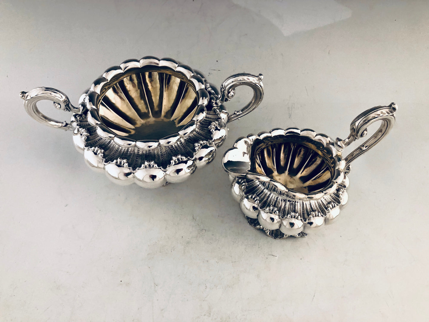 Set da tè e caffè in argento con rarissima base a gonnellino realizzato in fusione cesellata. Completo di lattiera e zuccheriera con cornature interne. Edward, Edward junior, John & William Barnard Londra 1830
