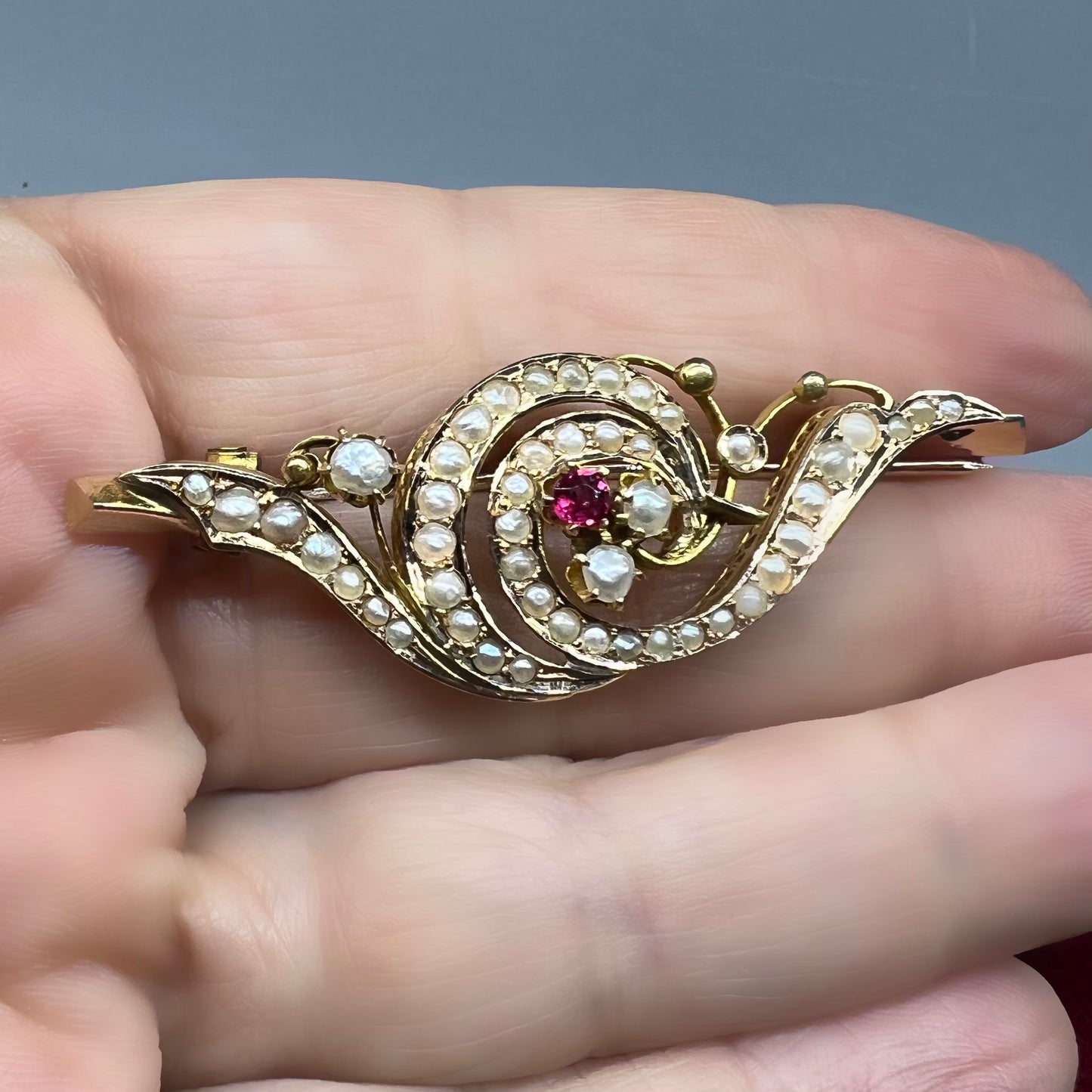 Bourbon brooch with beads and red glass paste