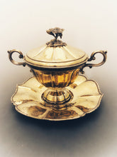 Carica l&#39;immagine nel visualizzatore di Gallery, Rara tazza da puerpera in argento dorato con piattino d’appoggio e coperchio. Milano 1812-1872
