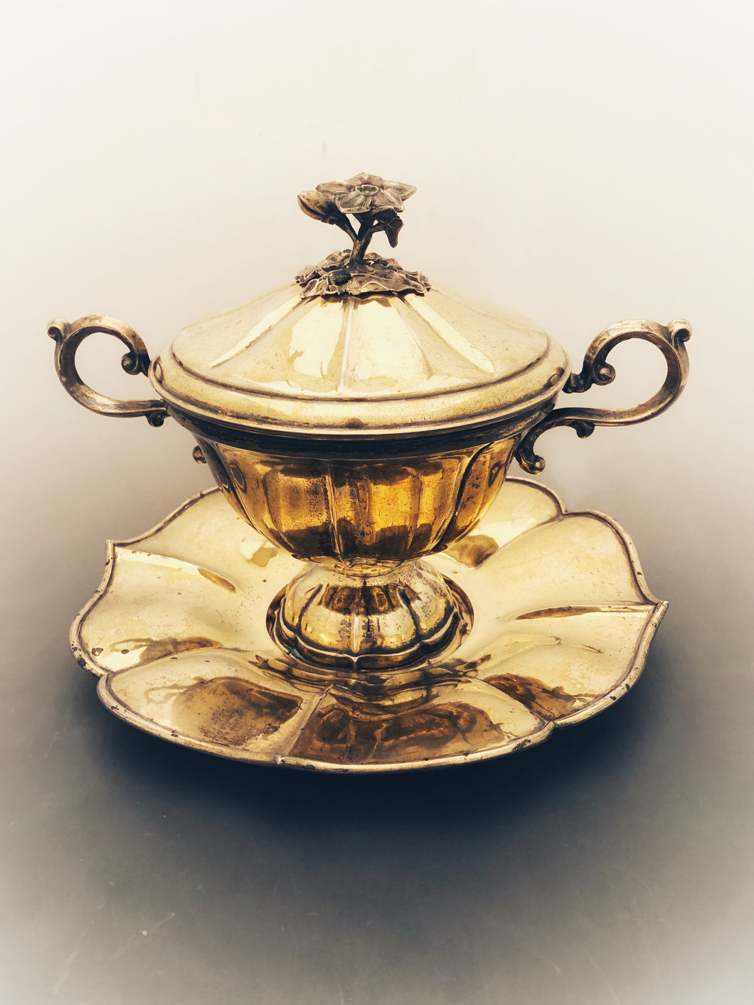 Rara tazza da puerpera in argento dorato con piattino d’appoggio e coperchio. Milano 1812-1872