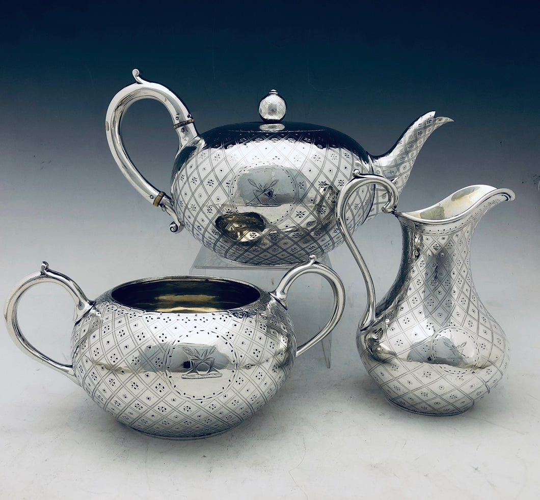 Set da té vittoriano con corpi a boccia compressa inciso a mano con losanghe e cimieri araldici centrali. Daniel & Charles Houle Londra 1867