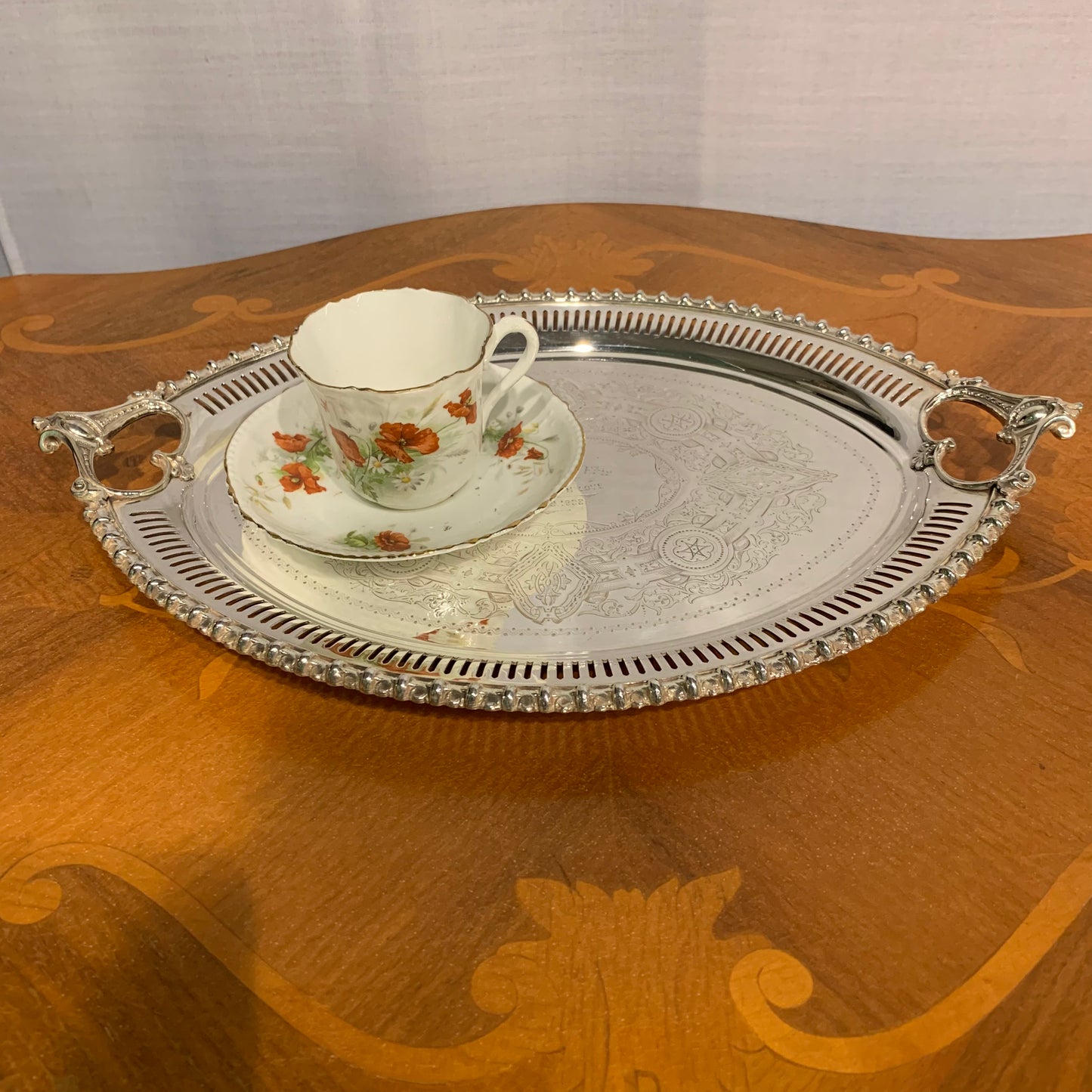 Kleines englisches Tablett für zwei Tassen, hergestellt aus Sheffield-Blech im Jahr 1902 gemäß Widmung