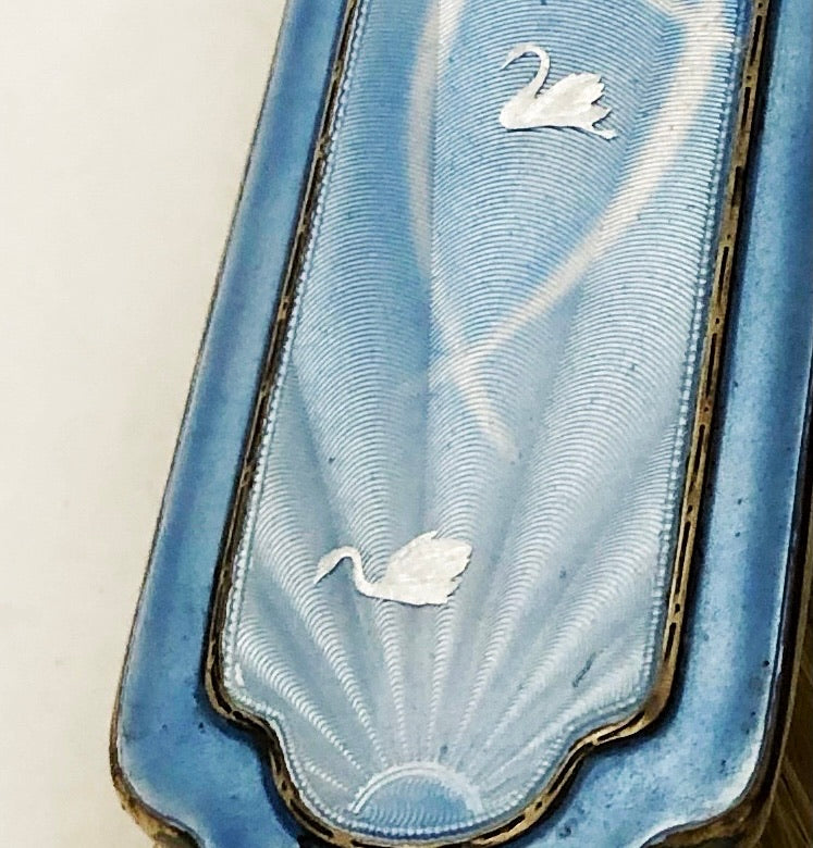 Ein Paar Kinderbürsten, „Schwanensee“, Silber und Emaille. Albert Carter, Birmingham, 1921.