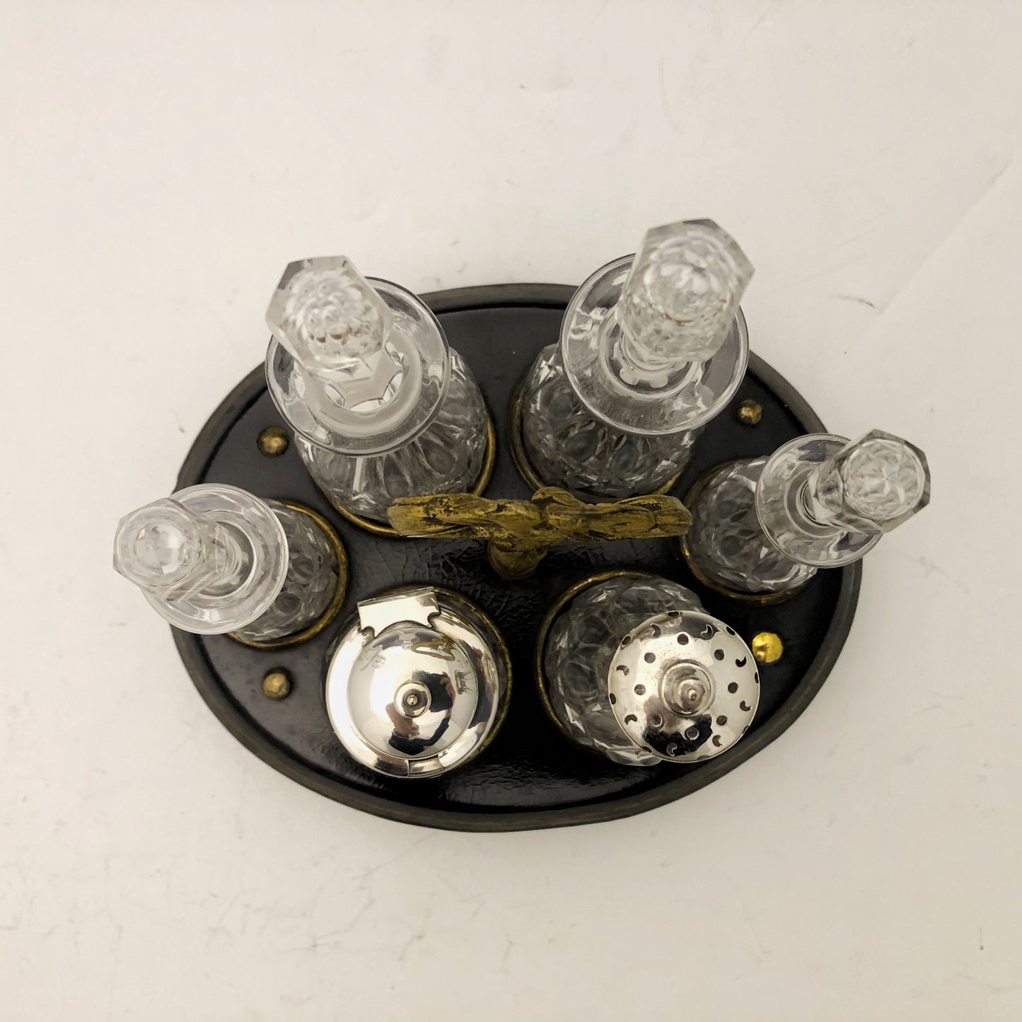 Antike und seltene Ölkanne aus Pappmaché und vergoldeter Bronze. Frankreich, Mitte des 19. Jahrhunderts.