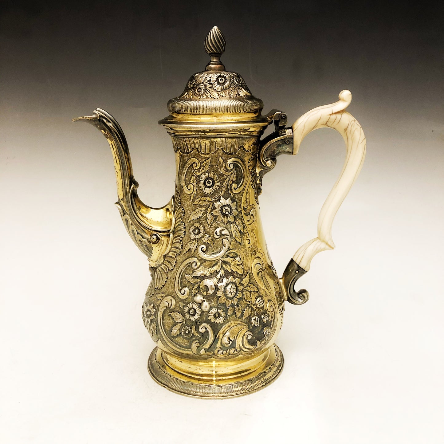 Antica caffettiera in argento dorato. Realizzata a Londra nell’anno 1764