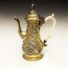 Carica l&#39;immagine nel visualizzatore di Gallery, Antica caffettiera in argento dorato e manico interamente in avorio scolpito. Realizzata a Londra nell’anno 1764
