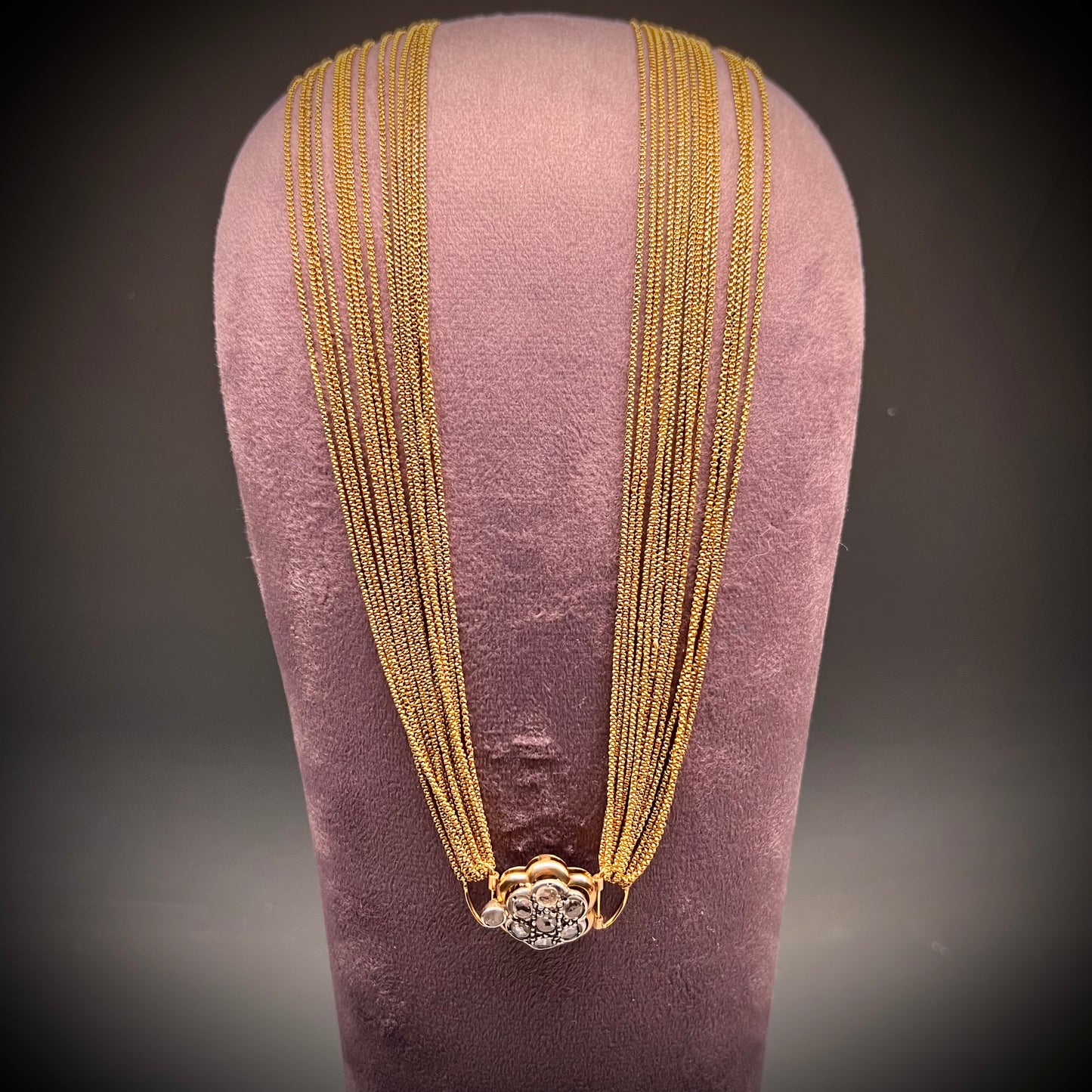 Venetian necklace from the 1700s with a 6.37-meter Manin chain in 22-karat gold.